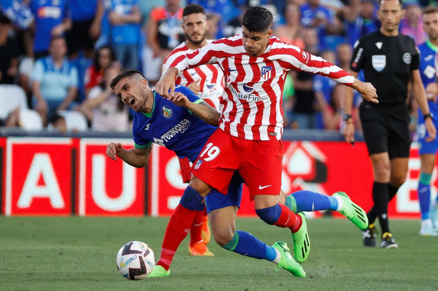 El delantero del Atlético de Madrid Álvaro Morata (d) lucha con el uruguayo Mauro Arambarri, del Getafe CF EFE El delantero del Atlético de Madrid Álvaro Morata (d) lucha con el uruguayo Mauro Arambarri, del Getafe CF EFE