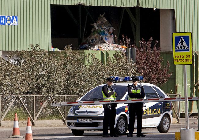 Dos policías nacionales permanecen en la puerta del vertedero de Alcalá de Guadaíra (Sevilla) en el que se depositan las basuras de la capital andaluza y donde buscan el cuerpo de Marta del Castillo. jose manuel vidal/efe Dos policías nacionales permanecen en la puerta del vertedero de Alcalá de Guadaíra (Sevilla) en el que se depositan las basuras de la capital andaluza y donde buscan el cuerpo de Marta del Castillo. jose manuel vidal/efe