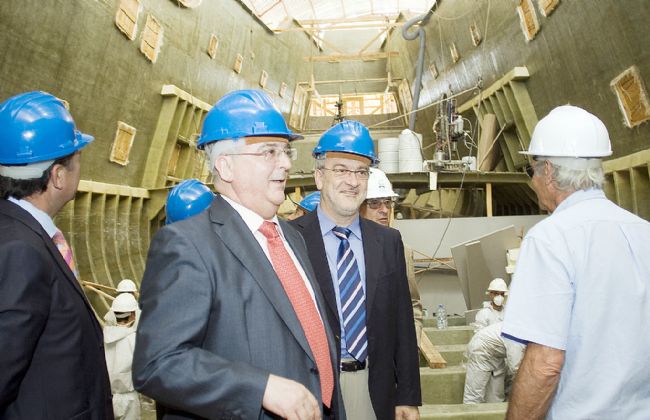 El consejero de Empleo, Antonio Fernández, visitó ayer el galeón ?Andalucía?, que se está construyendo en Punta Umbría. El consejero de Empleo, Antonio Fernández, visitó ayer el galeón ?Andalucía?, que se está construyendo en Punta Umbría.