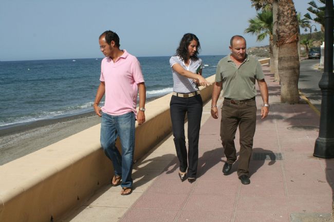 Los concejales de Playas, Festejos y Participación Ciudadana, Moisés Linares; de Obras Públicas, Carmen Belén López Zapata, y de Agricultura, Francisco López, visitando la zona. Los concejales de Playas, Festejos y Participación Ciudadana, Moisés Linares; de Obras Públicas, Carmen Belén López Zapata, y de Agricultura, Francisco López, visitando la zona.