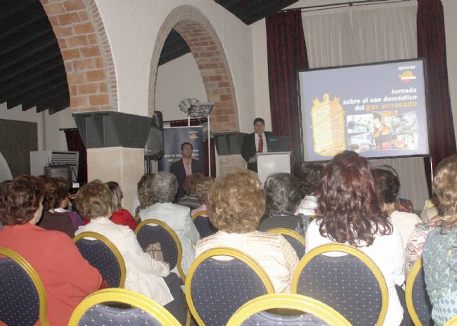 Repsol ofreció en la tarde de ayer una sesión informativa en el Hotel Palacio de Garvey a los usuarios de gas butano de Jerez. Para ello, se desplazaron hasta la ciudad dos responsables de Repsol para explicar de forma práctica cómo realizar el mante Dani Mula Repsol ofreció en la tarde de ayer una sesión informativa en el Hotel Palacio de Garvey a los usuarios de gas butano de Jerez. Para ello, se desplazaron hasta la ciudad dos responsables de Repsol para explicar de forma práctica cómo realizar el mante Dani Mula