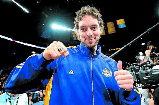 Pau Gasol con su anillo de campeón de la NBA - Pau Gasol con su anillo de campeón de la NBA -