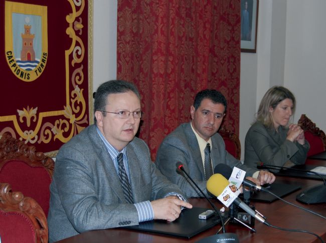El vicerrector de Investigación de la UCA (i) ayer, junto al alcalde de Chipiona y la representante de Magtel. C. C. El vicerrector de Investigación de la UCA (i) ayer, junto al alcalde de Chipiona y la representante de Magtel. C. C.