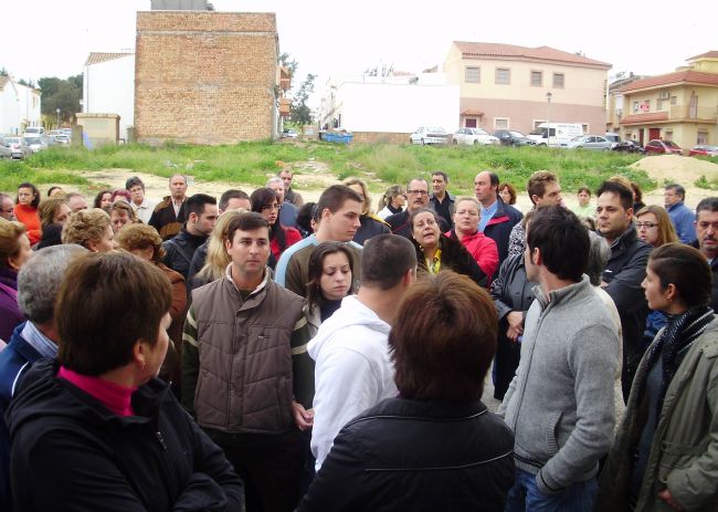 Cientos de vecinos se dieron cita en la parcela que servirá para construir el centro de emergencias. Cientos de vecinos se dieron cita en la parcela que servirá para construir el centro de emergencias.