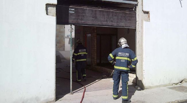 Los bomberos acudieron apresuradamente para evitar mayor daño. M. Fraile Los bomberos acudieron apresuradamente para evitar mayor daño. M. Fraile