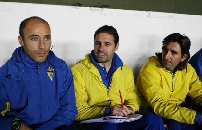 Calderón, ahora entrenador del Huesca, dirigiendo al Cádiz en Tarragona junto a Alcázar y Lorenzo Buenaventura. Calderón, ahora entrenador del Huesca, dirigiendo al Cádiz en Tarragona junto a Alcázar y Lorenzo Buenaventura.