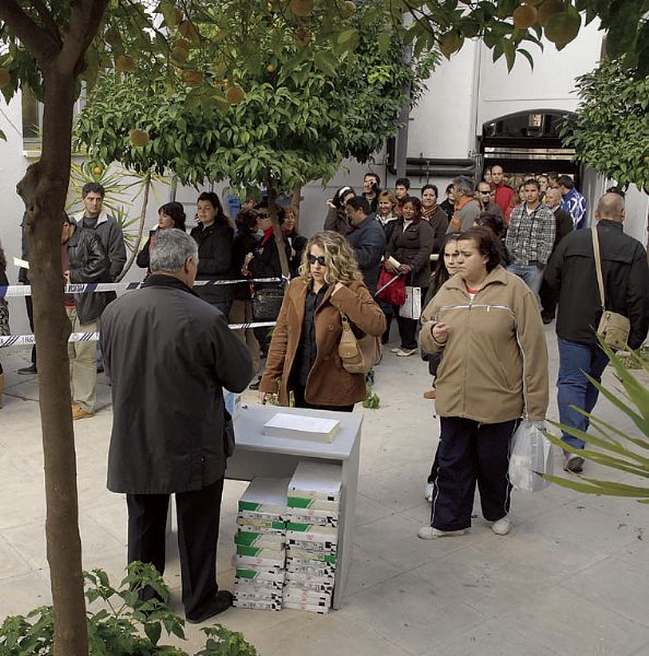 Colas para inscribirse en la bolsa de empleo municipal ante la situación de paro. Ortiz. Colas para inscribirse en la bolsa de empleo municipal ante la situación de paro. Ortiz.