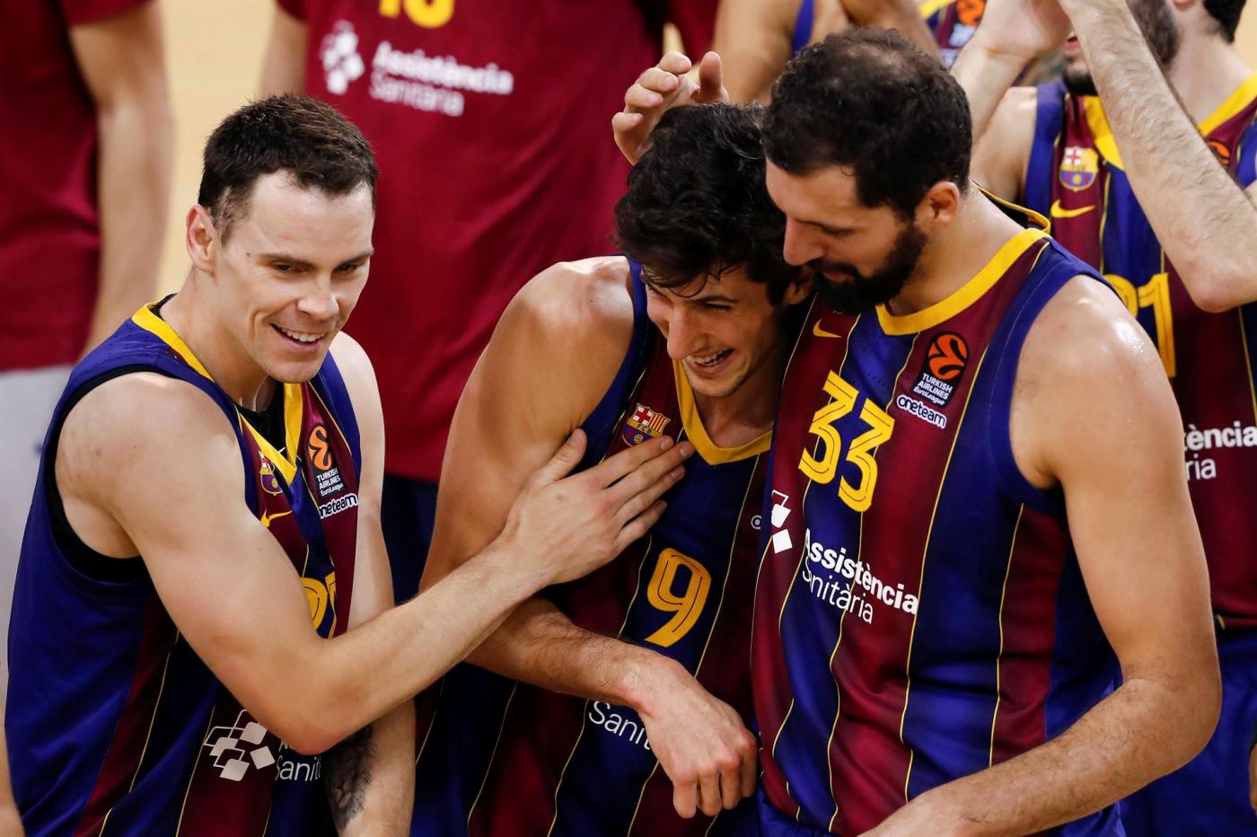 Los jugadores del Barcelona (i-d) Kyle Kuric, Leandro Bolmaro y Nicola Mirotic celebran la victoria ante el Zenit San Petersburgo. EFE Los jugadores del Barcelona (i-d) Kyle Kuric, Leandro Bolmaro y Nicola Mirotic celebran la victoria ante el Zenit San Petersburgo. EFE