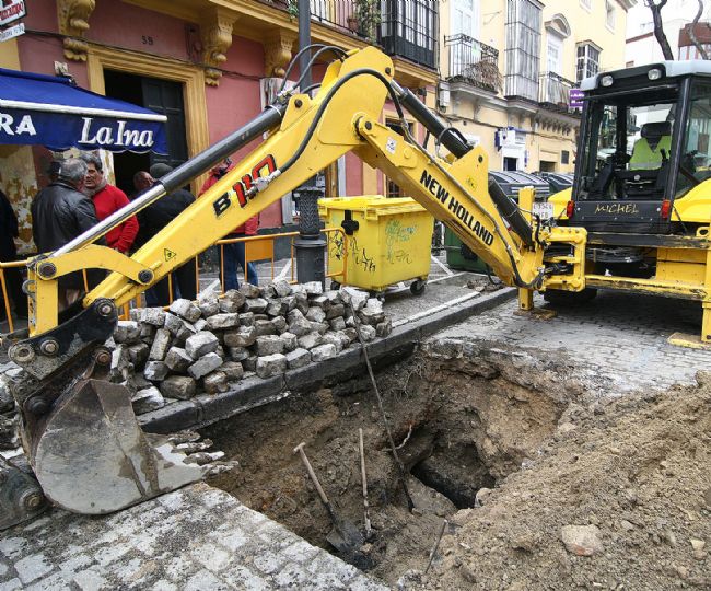 La zanja es espectacular, pero ya está tapada con alquitrán, a la espera que se seque para colocar los adoquines. Jesús Navas La zanja es espectacular, pero ya está tapada con alquitrán, a la espera que se seque para colocar los adoquines. Jesús Navas