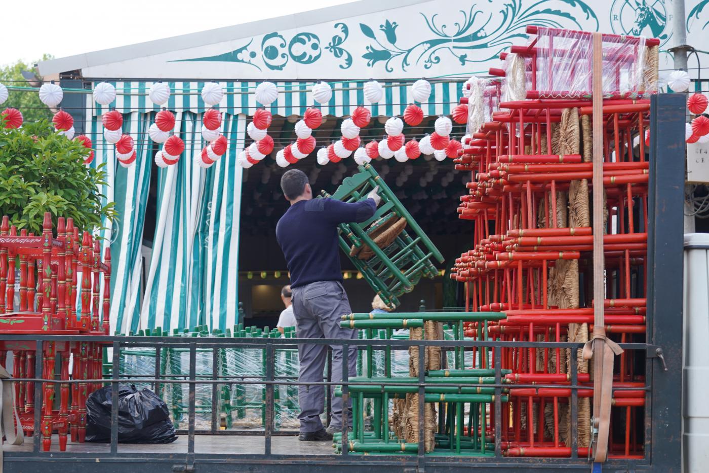 Trabajadores preparando y adecentando las casetas del recinto ferial a tres días para la inauguración de la Feria de Abril de Sevilla 2022. EDUARDO BRIONES / EP