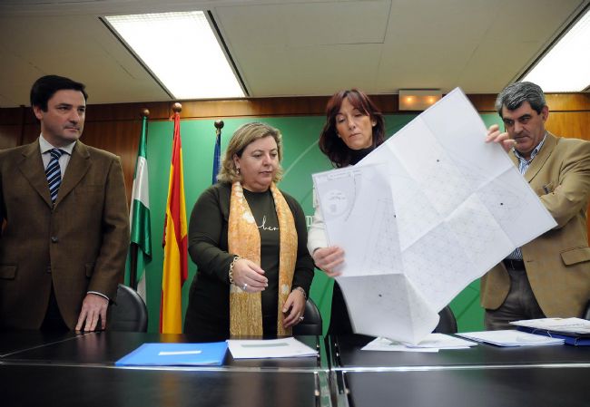 La alcaldesa, Carmen Peñalver, muestra en el mapa algunos proyectos a la consejera, en presencia del edil de Urbanismo, Manuel López. Juan de Dios Ortiz