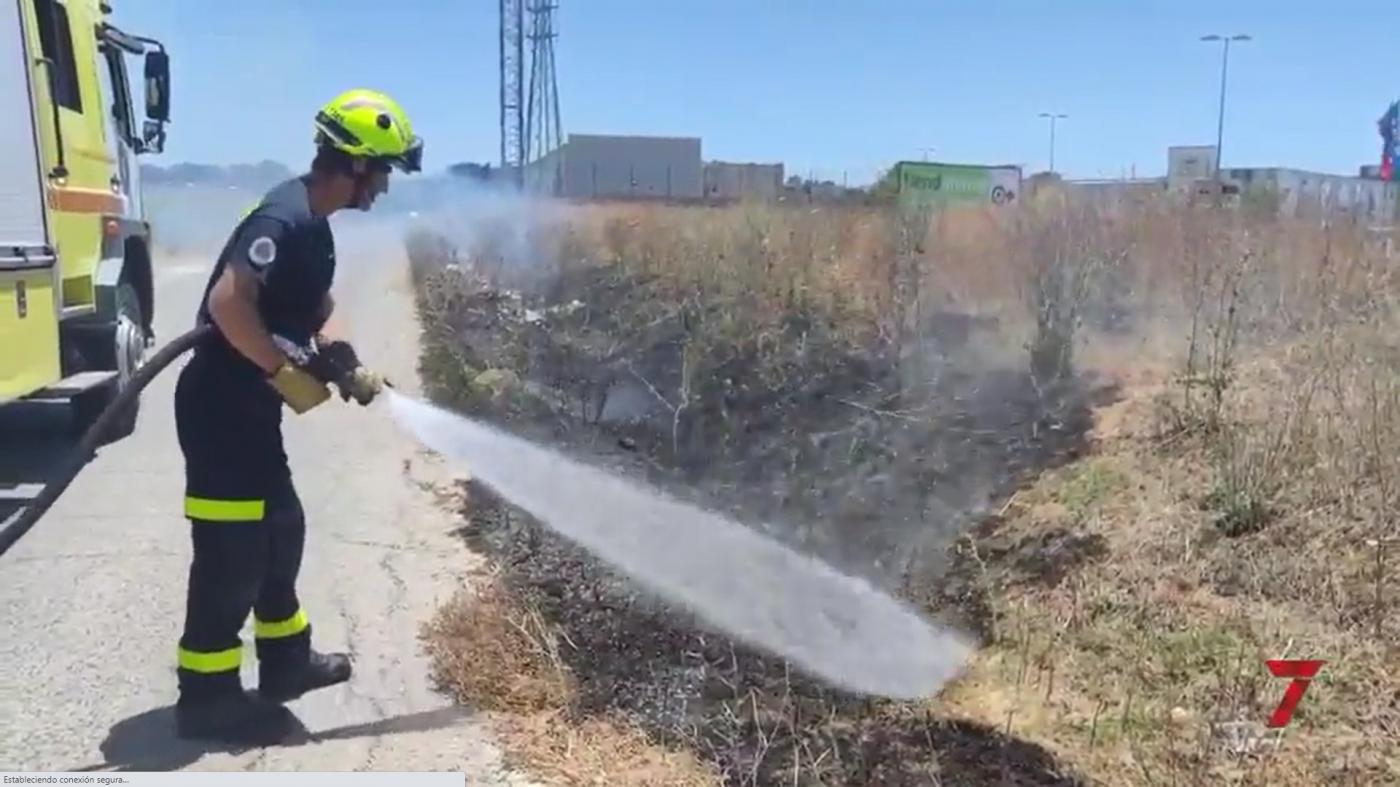 Bomberos sofoca un incendio de pastos en la carretera del Calvario