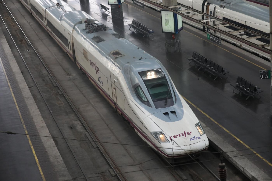 11 jóvenes de despedida de soltero en un AVE pagarán 7.676 euros por retrasar el tren