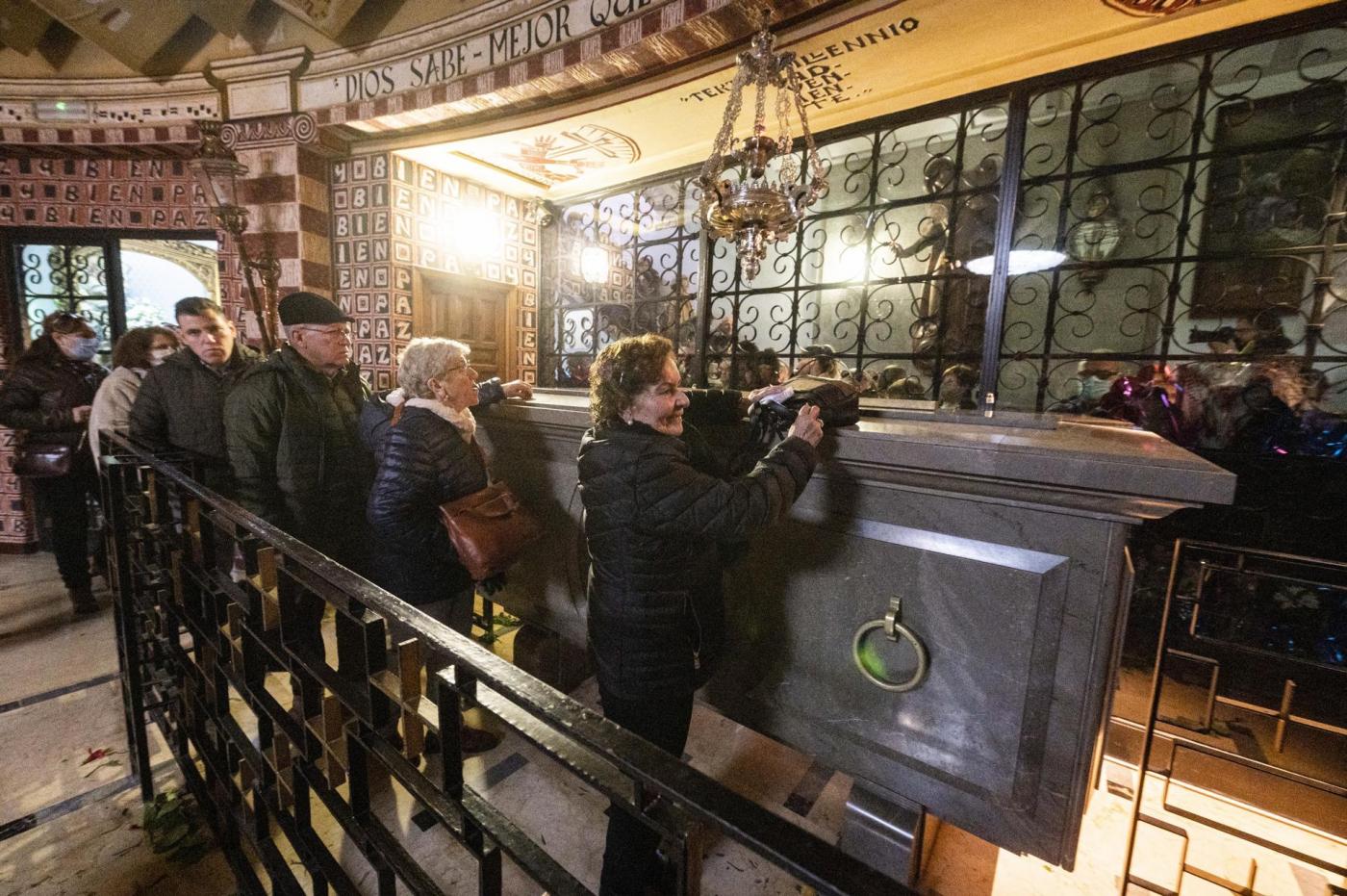 Miles de fieles visitan la tumba de fray Leopoldo. EFE