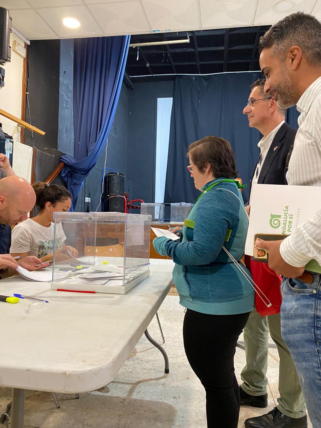 La joven barbateña ejerció también su derecho a voto. 