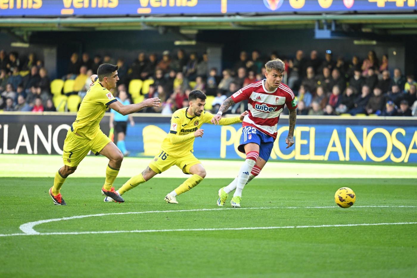 Villarreal - Granada. Kamil Piatkowski EFE/ Andreu Esteban