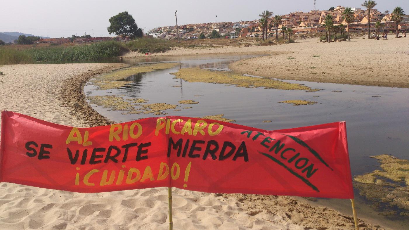 Pancarta de Agadén en El Río Pícaro, en Getares VCG