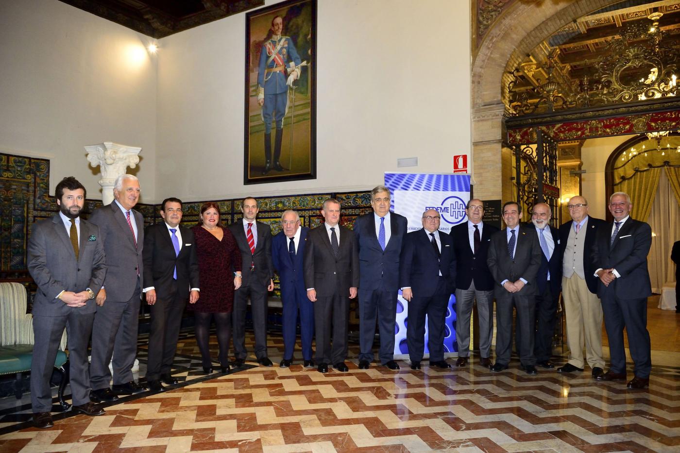 Juan Salas Tornero, en el centro, en una foto de familia. fedeme