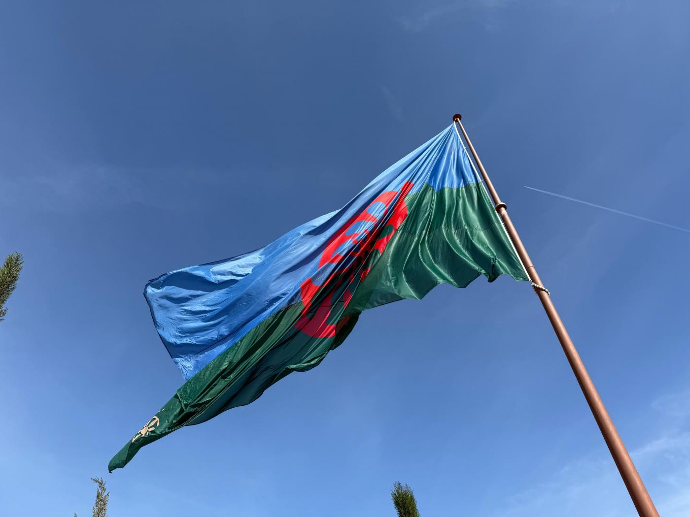IZADO DE LA BANDERA GITANA. AYTO CAMAS