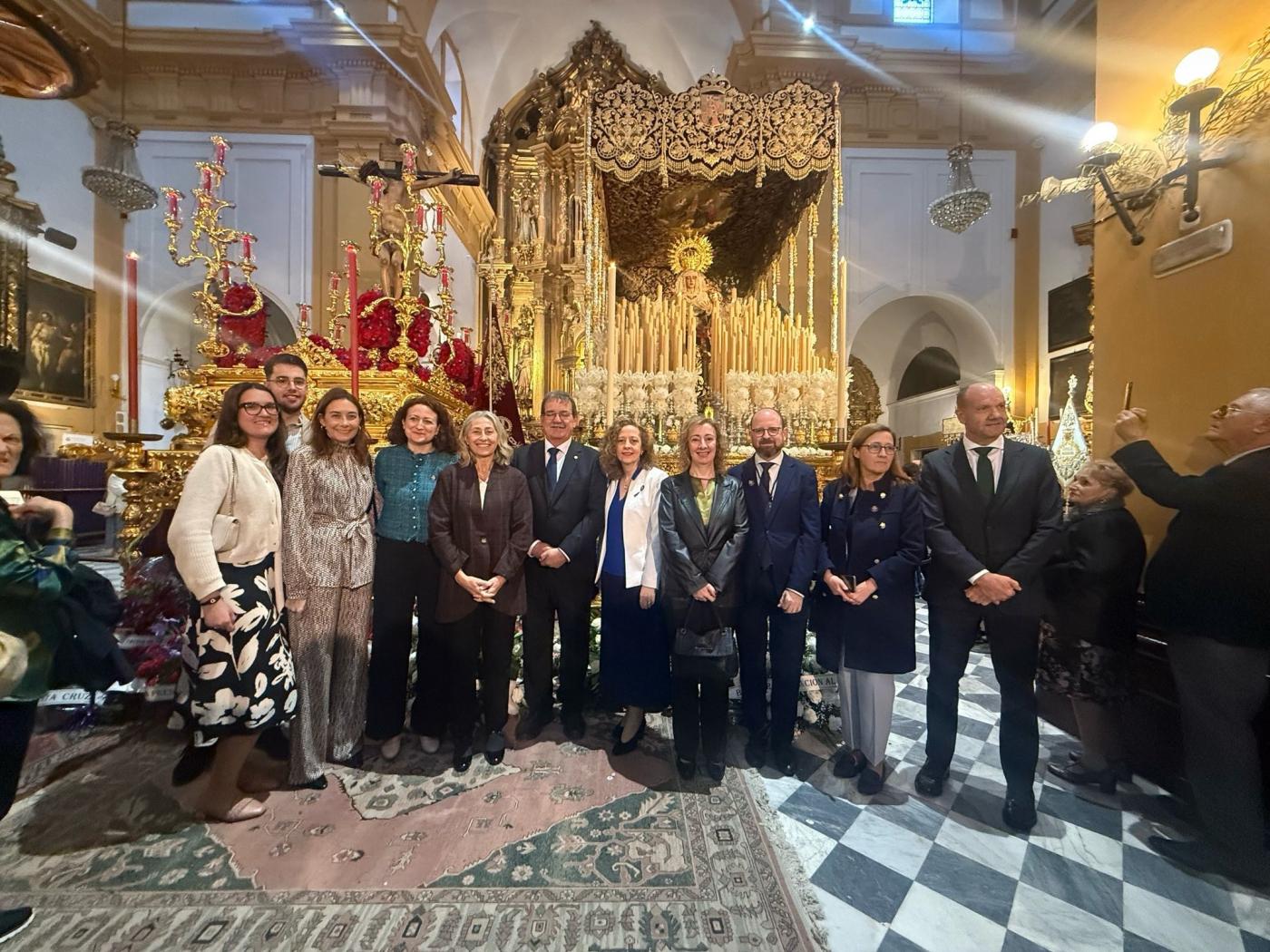 Foto de familia ante los sagrados titulares de San Bernardo. junta