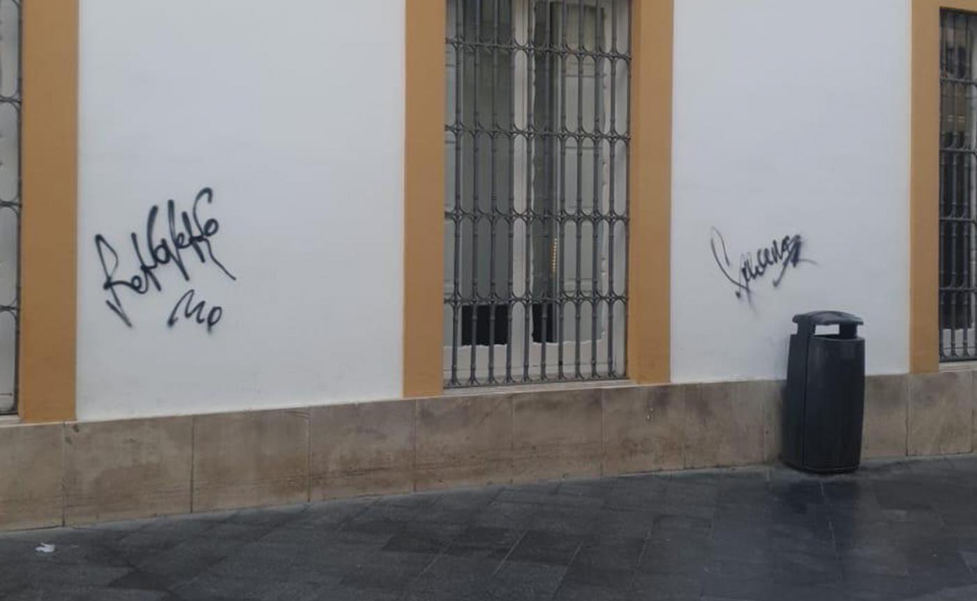 Pintadas en el centro de Sevilla. ayto