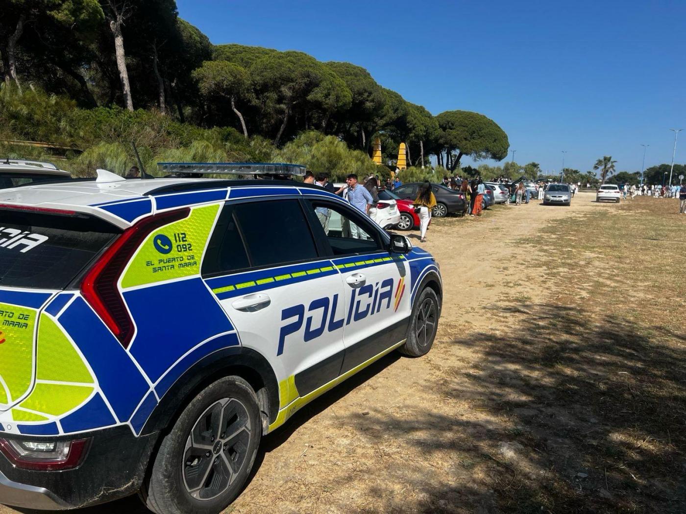 La Policía Local en la zona de Puerto Sherry. viva