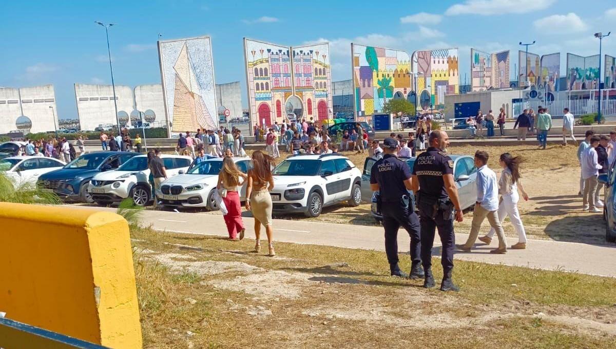 La Policía Local en la zona de Puerto Sherry. viva
