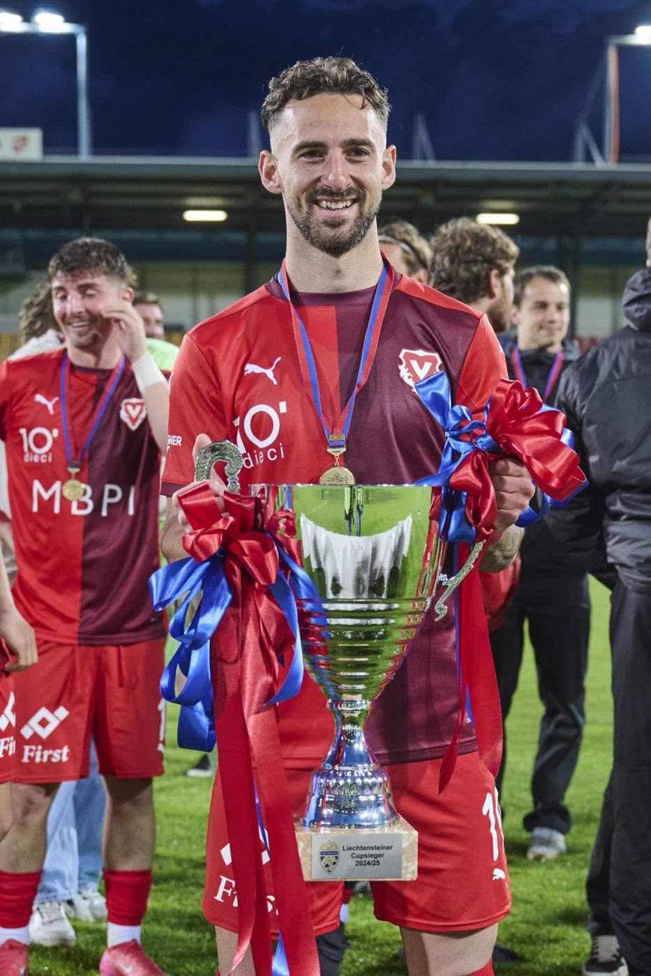 Javi Navarro posa orgulloso con el título de Copa. FC Vaduz