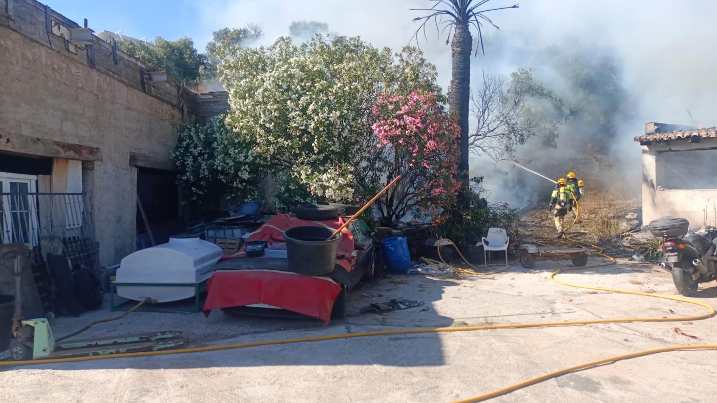 La vivienda incendiada. Bomberos