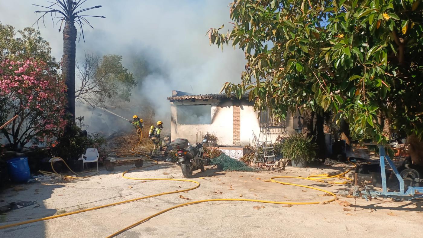 La vivienda incendiada. Bomberos