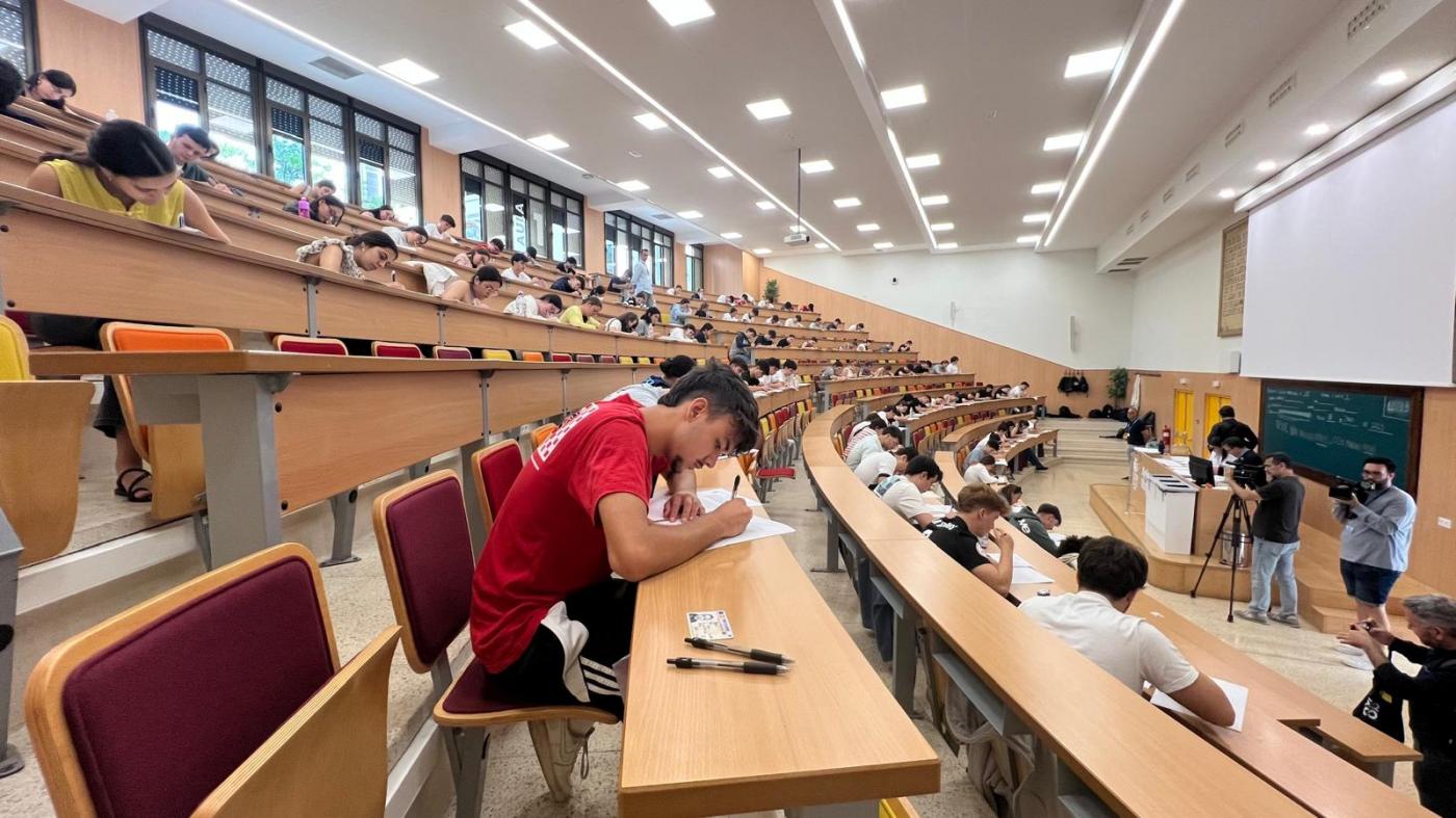 Estudiantes en uno de los exámenes de la PAU en la UCA. - D.M.