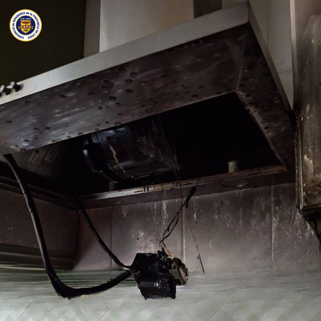 Sofocado un incendio en una casa, originado en la campana extractora de la cocina