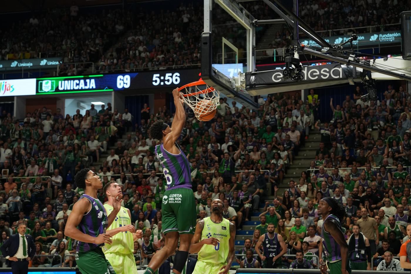 Kameron Taylor haciendo un mate en el Unicaja-Barça. PABLO RUIZ