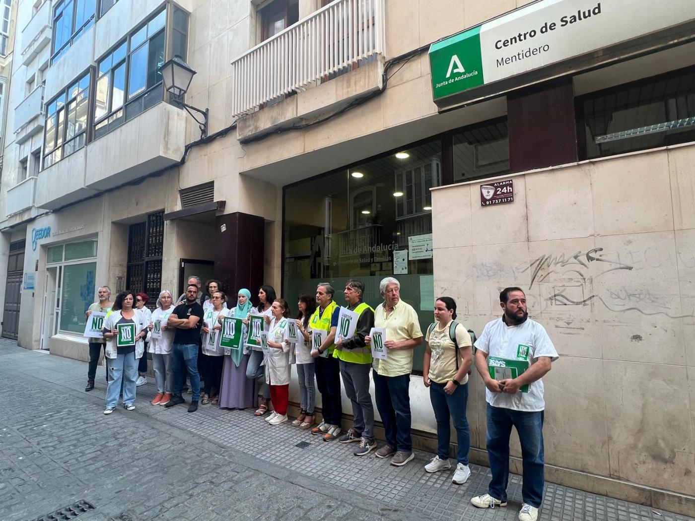 Sindicato y compañeros apoyaron a Eva en la concentración.  - D.M.