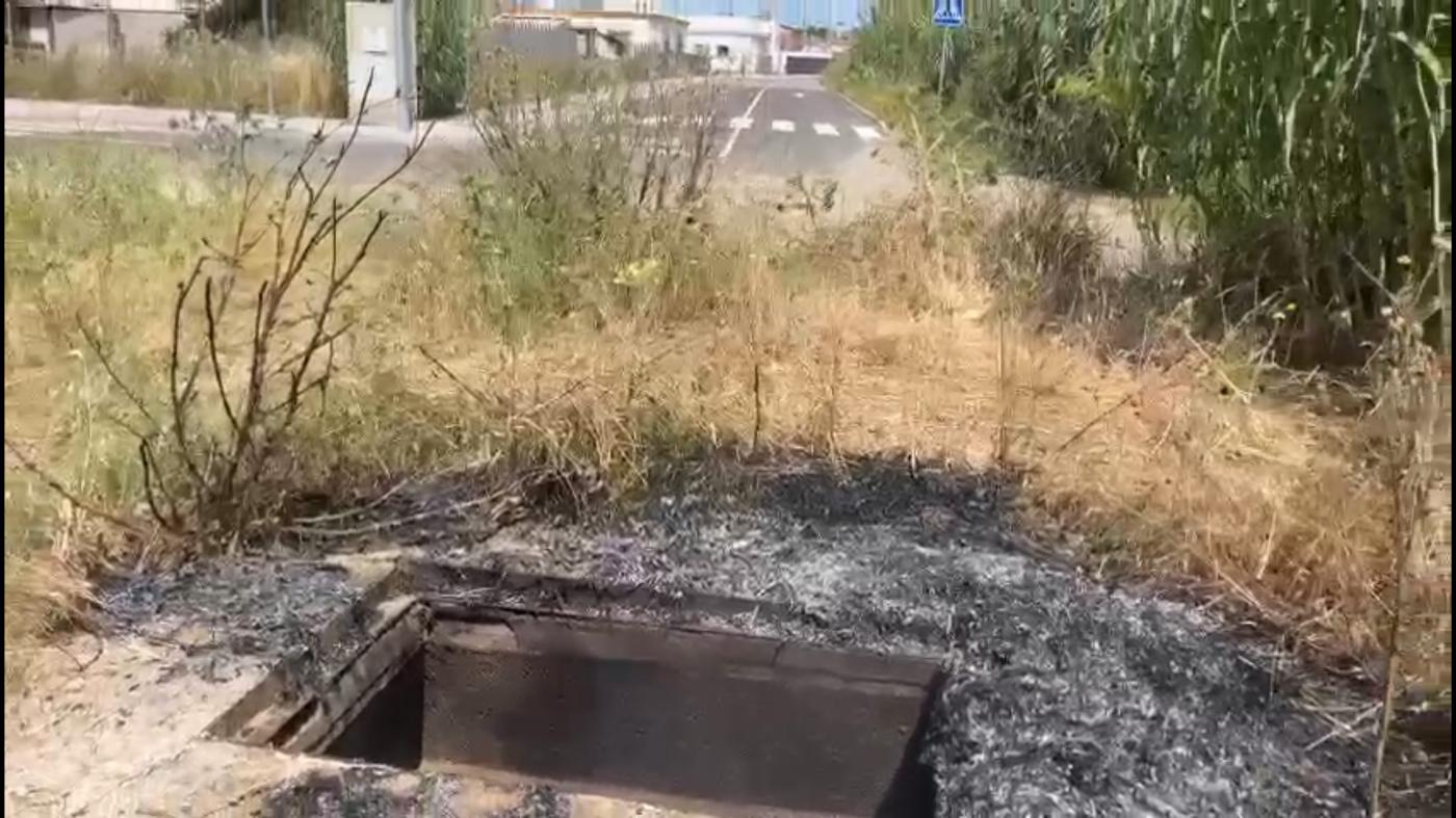Medio Ambiente intervendrá en la limpieza del canal de la barriada Las Flores