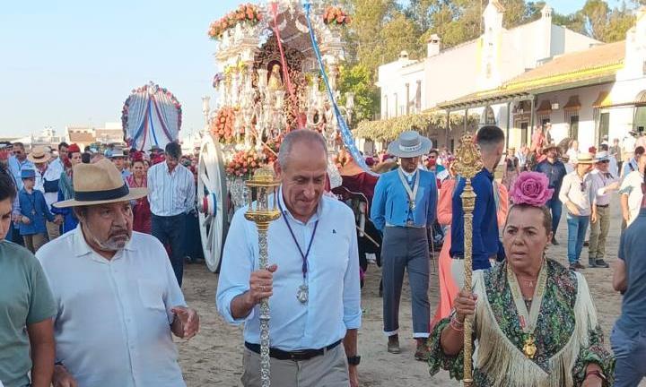 José María Soriano acompañó a los romeros de Tomares en su presentación ante la Virgen