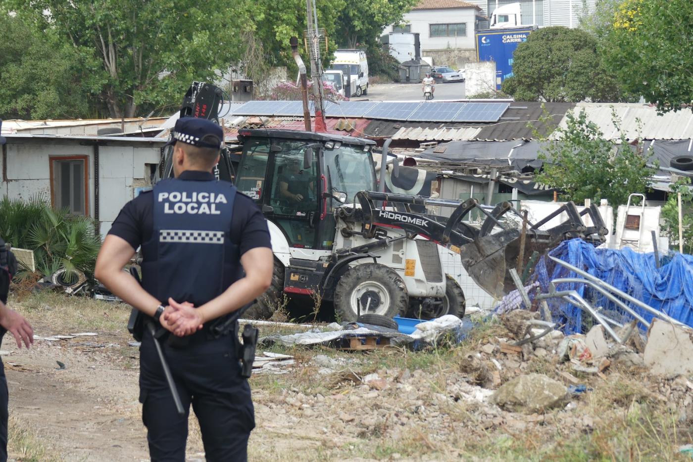 Un policía local vigila el desmantelamiento de una usurpación - A.I.