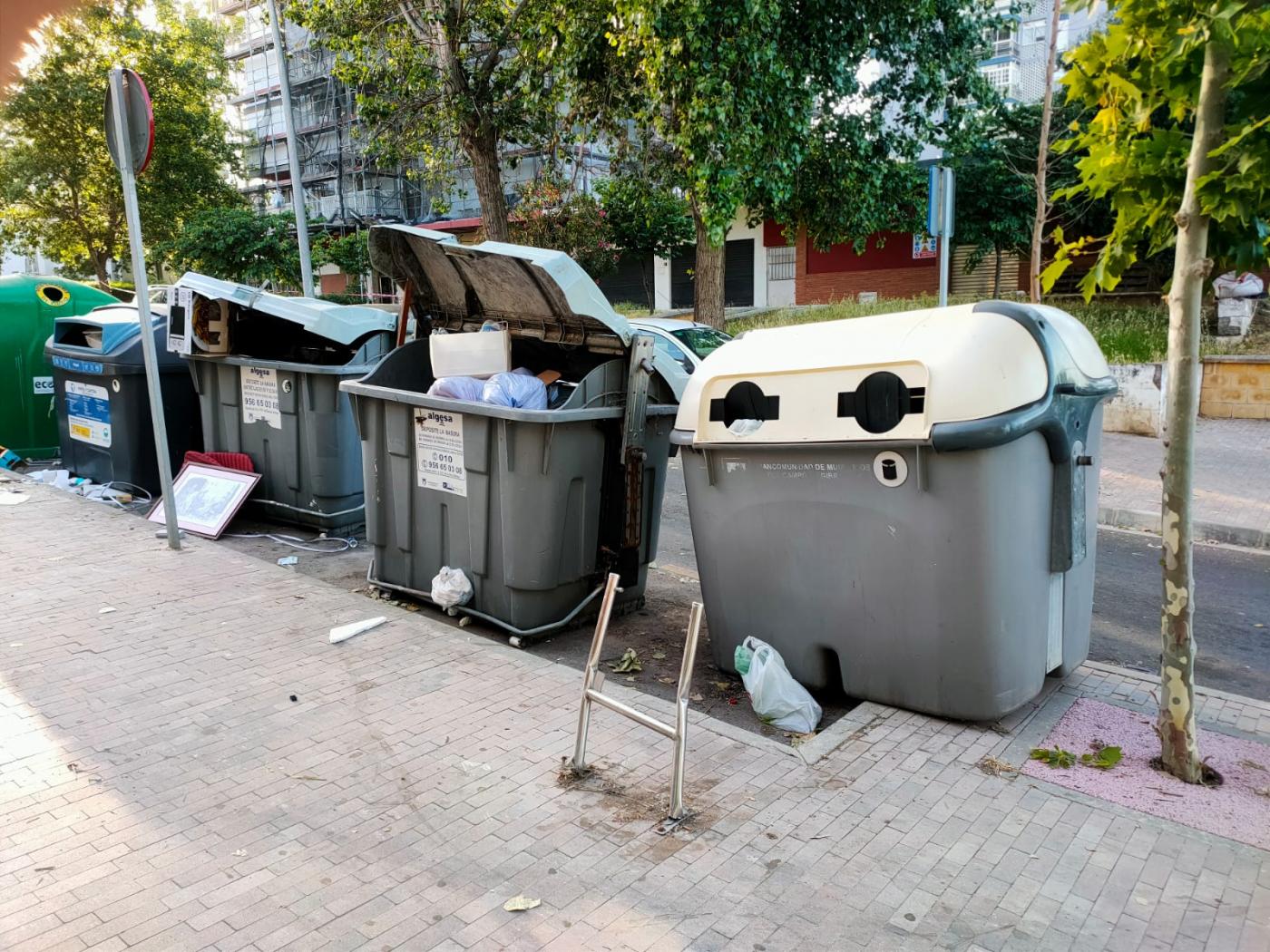 Contenedores rotos en San José Artesano - A.I.