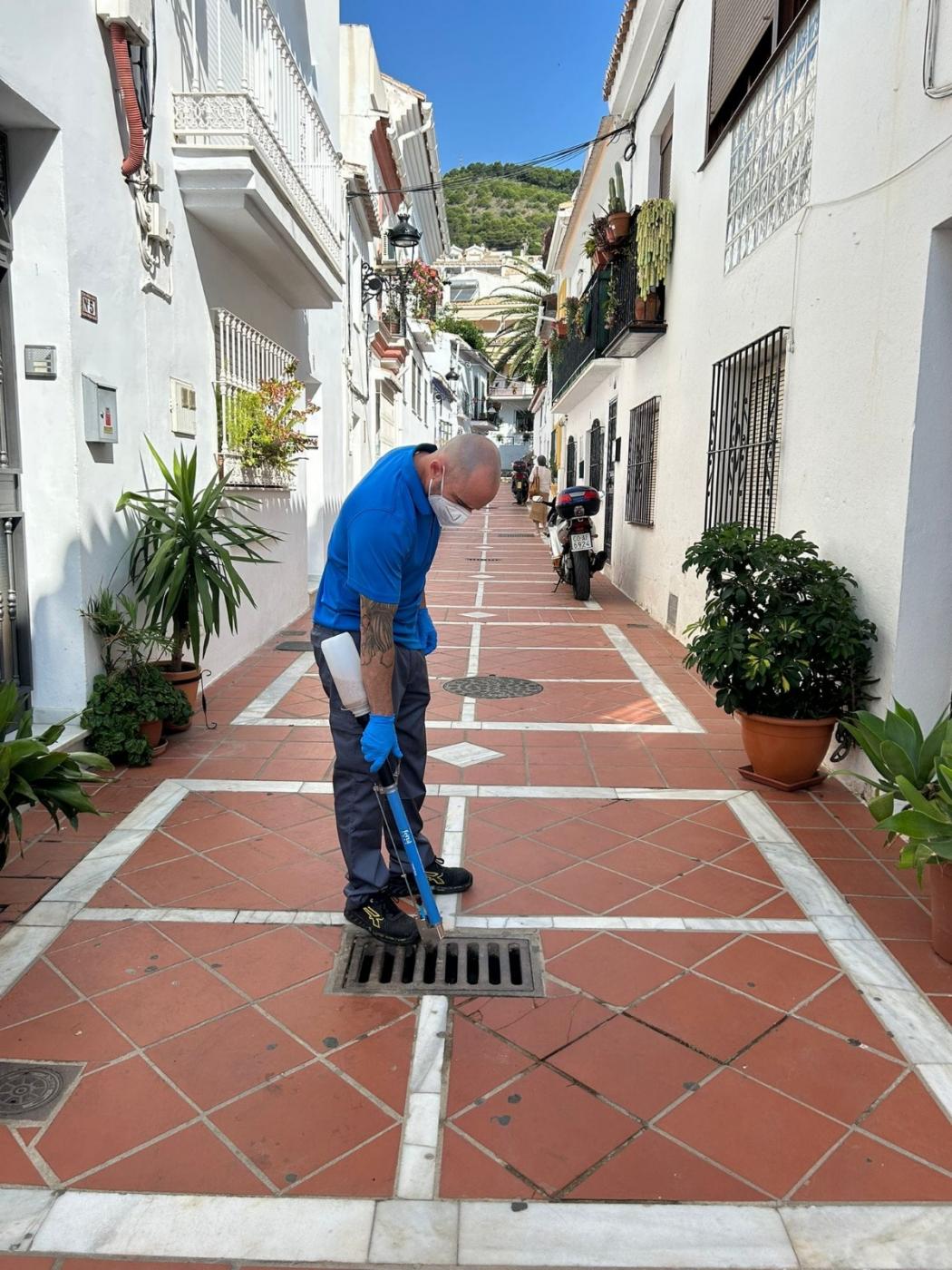 Benalmádena refuerza el control de plagas en zonas de aguas estancadas 