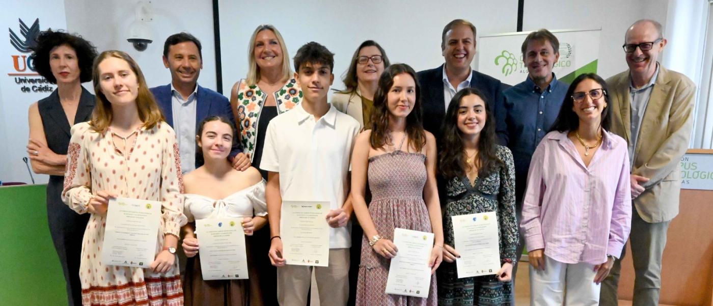 Foto en familia de los premiados y autoridades - A.I.