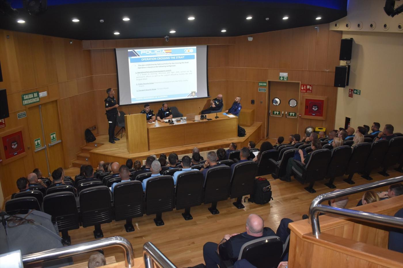 Policías europeos refuerzan los puertos de Algeciras y Tarifa durante el Paso del Estrecho