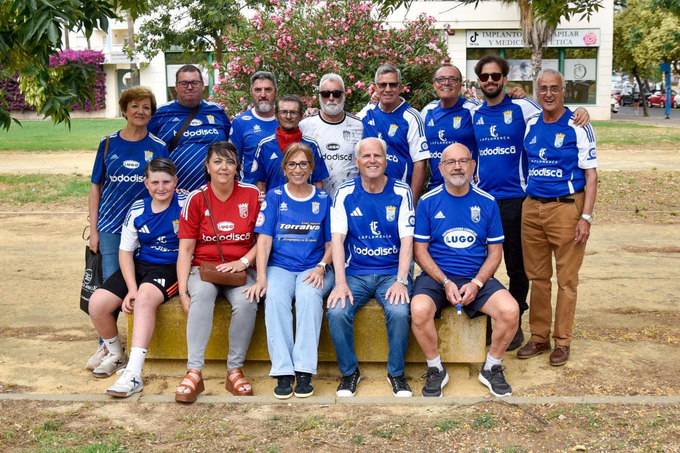 Grupo de aficionados homenajeando a Paco García - 