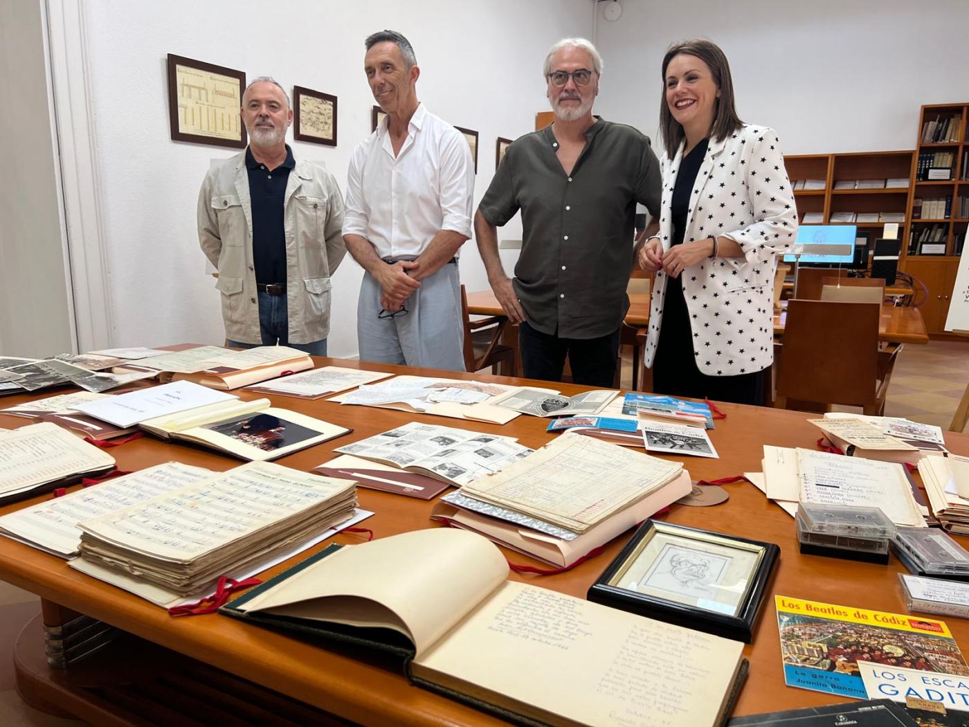 Donación de archivos de Enrique Villegas al Archivo Municipal.  D.M. 