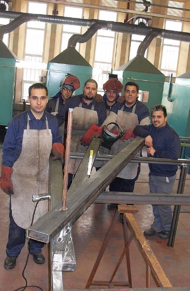 Los alumnos de un taller de FPO de San Juan de Dios trabajan en el monolito.   - 
