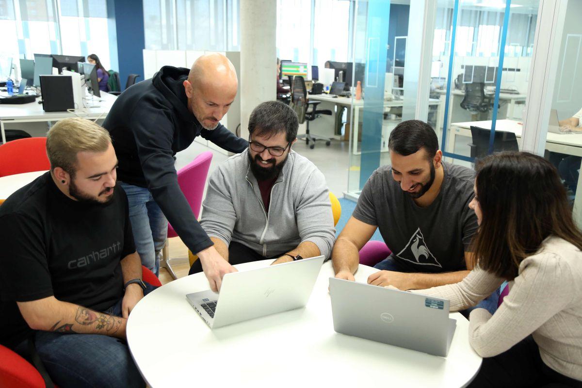 Profesionales Indra Group. Indra Group