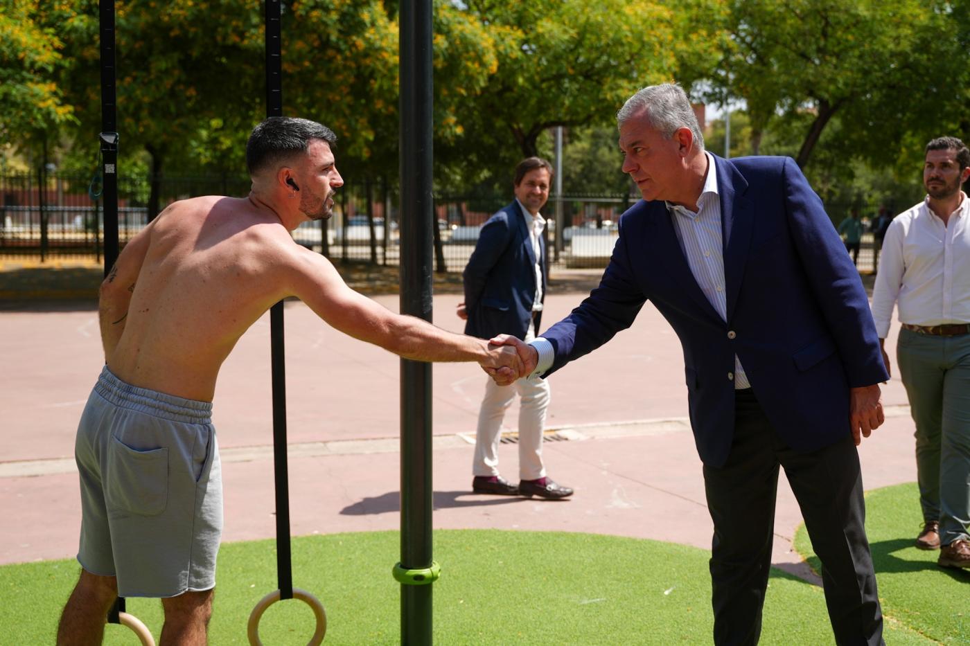  Sanz visitando las zonas de calistenia en los parques. - AYTO