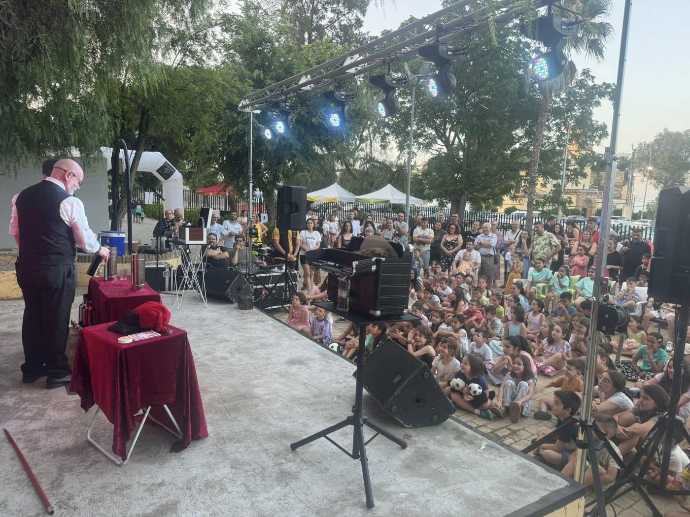 Las niñas y niños de San Juan disfrutan de una jornada mágica en el Parque de los Pitufos