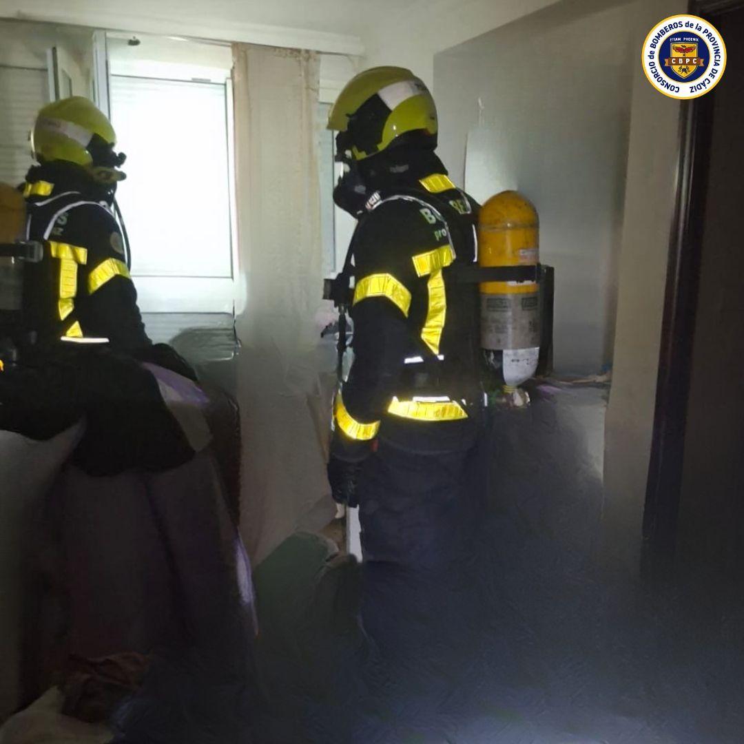 Efectivos de Bomberos actúan en la vivienda.  - CBPC