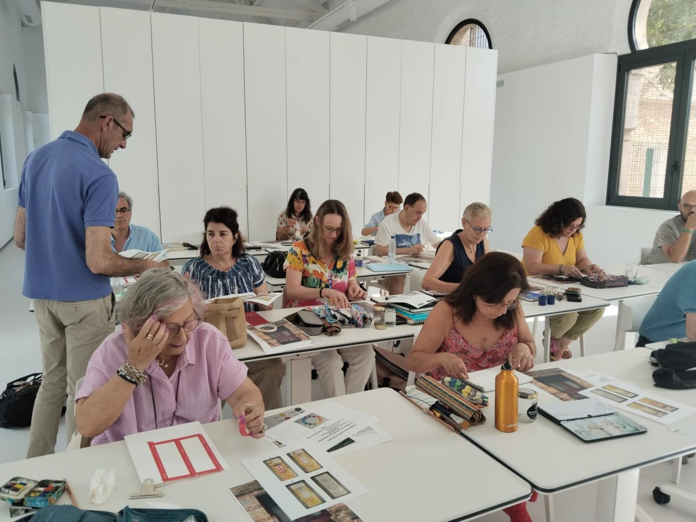 Camas acoge una sesión de los talleres urbanos de Tartessos Sketchers sobre el color