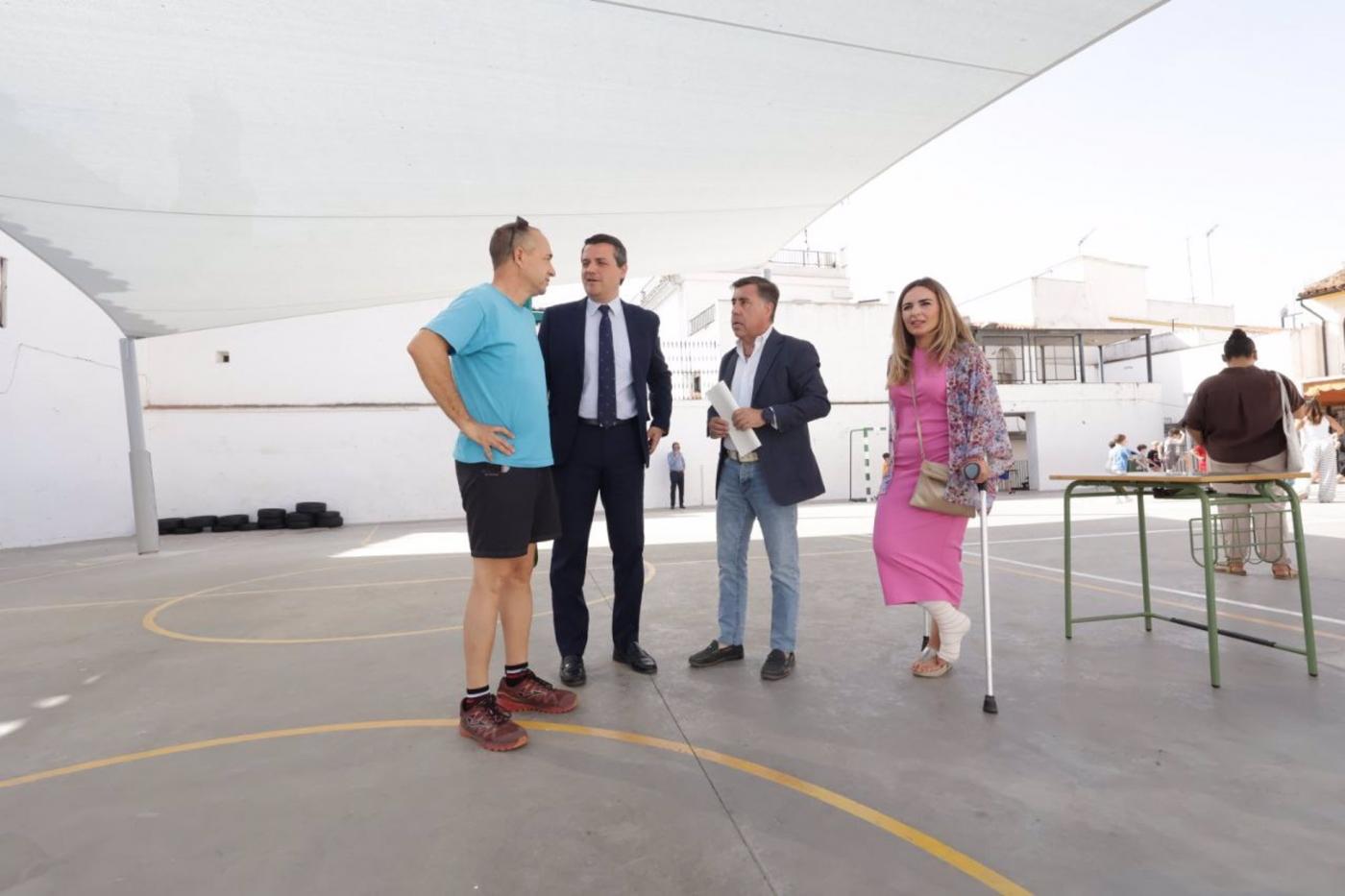 La primera fase de instalación de toldos en 26 colegios termina a finales de mes